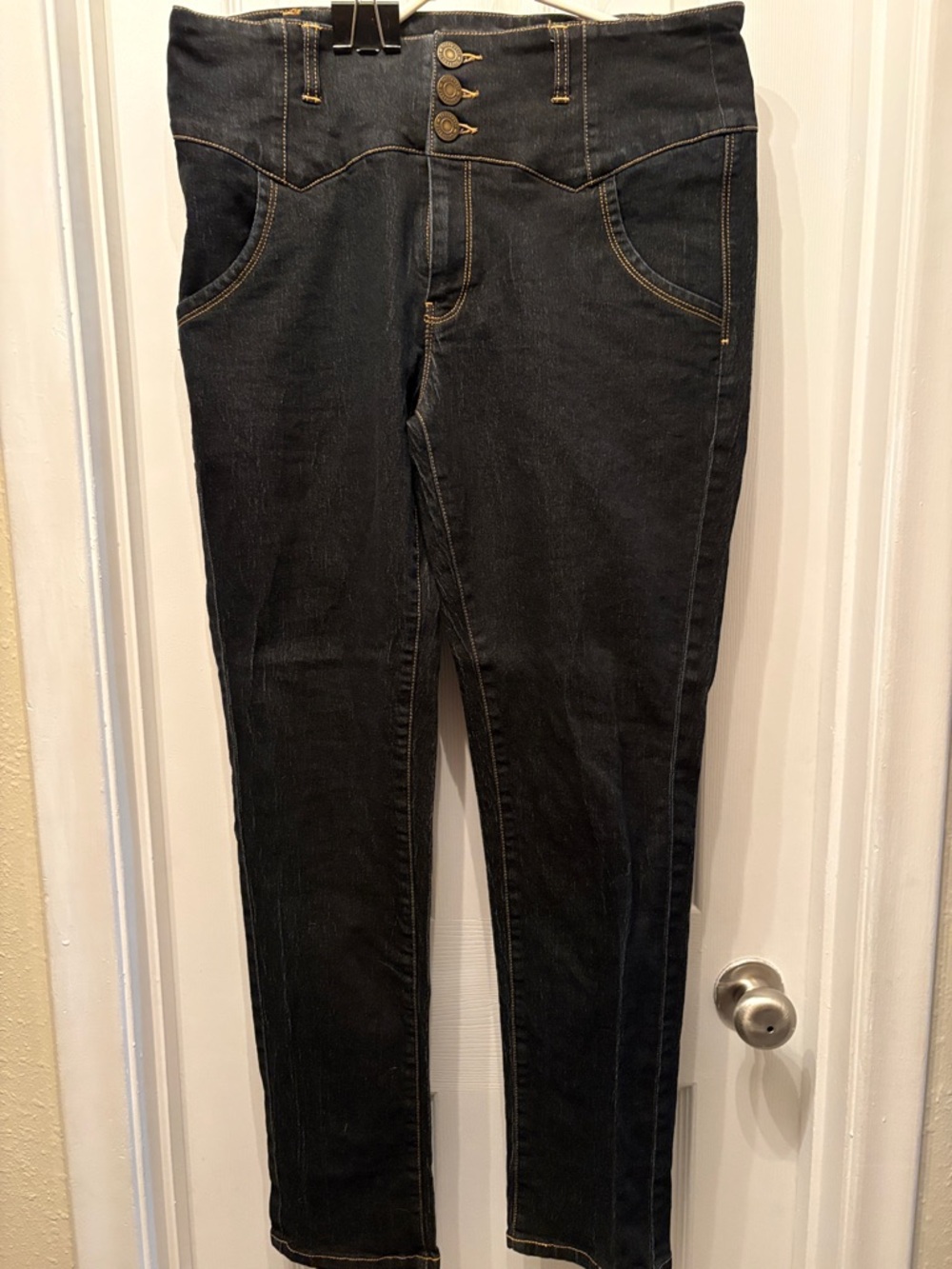 Collectif High-Rise vintage style Jeans with Triple Button Detail
